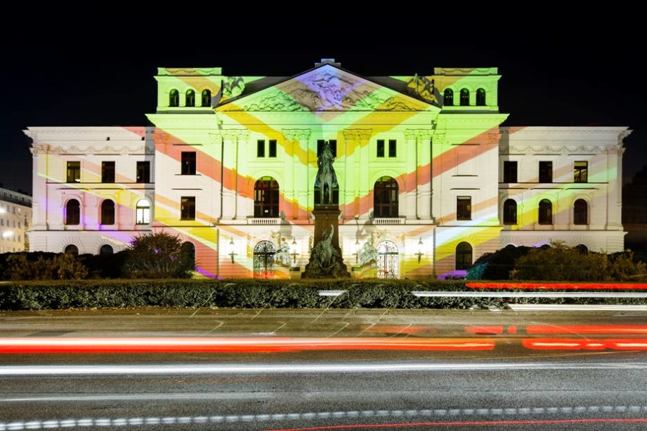 Borner Bilderreise - Lichtprojekt auf das Altonaer Rathaus
