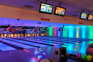 Bowlingbahnen im dunklen und mit bunten Farben beleuchtet