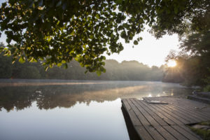 Landschaftsbild Helmuth-Schack-See, Sonne strahlt auf den See