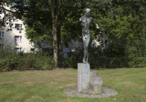 Stein-Skulptur "stehender Mann ohne Arme"