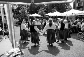 Schwarz-Weiß Foto von einer Tanzgruppe älterer Frauen