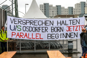 Spruchband "Versprechen halten U/S Osdorfer Born Jetzt! Parallel beginnen