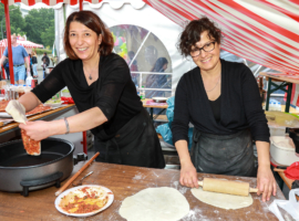 2 Frauen bereiten Pizza vor