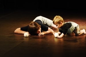 2 Kinder spielen mit Stoffbällen auf der Bühne