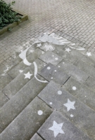 Reserve Graffiti auf dem Boden. Zu sehen ist ein Fisch und mehrere Sterne