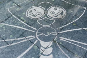 Reserve Graffiti Bild auf dem Boden. Zu sehen ist eine Libelle und 2 Smileys, die die Zunge raustrecken