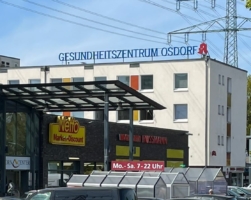 Blick über das Born Center, im Hintergrund ragt der Schriftzug Gesundheitszentrum Osdorf auf dem Dach hervor